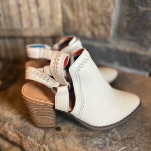 DINGO Strappy Cowboy Boot Heels. Size 7.5.